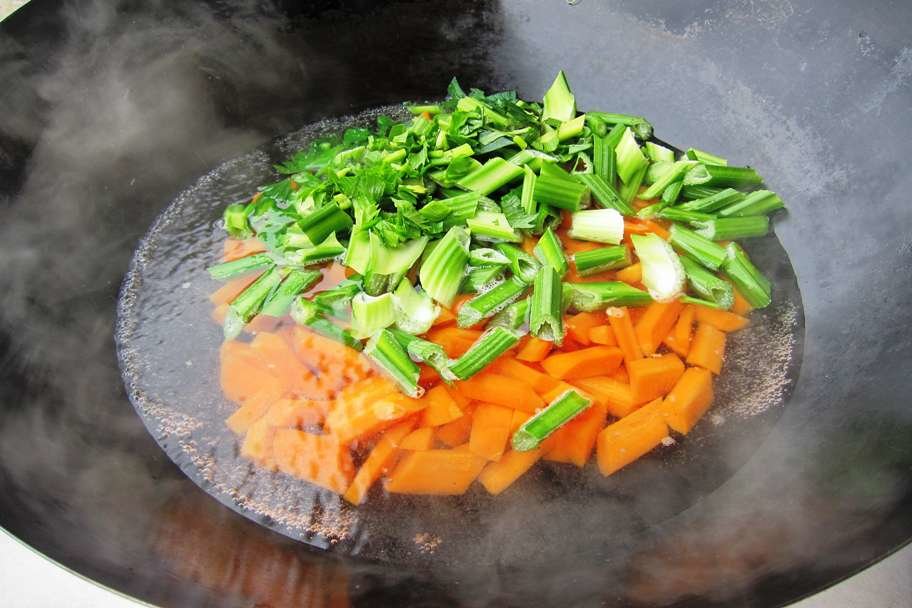 05 - Gemüse in kochendes Wasser schmeißen.jpg