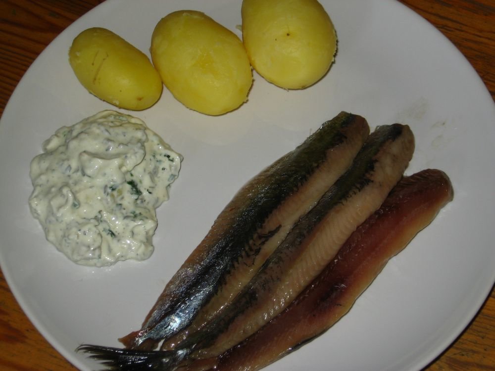 Matjes_mit_Pellkartoffeln_und_Quark.jpg