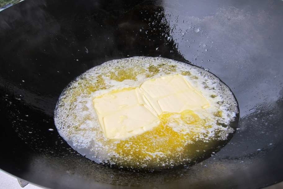 01 - zwei Stück Butter schmelzen.jpg