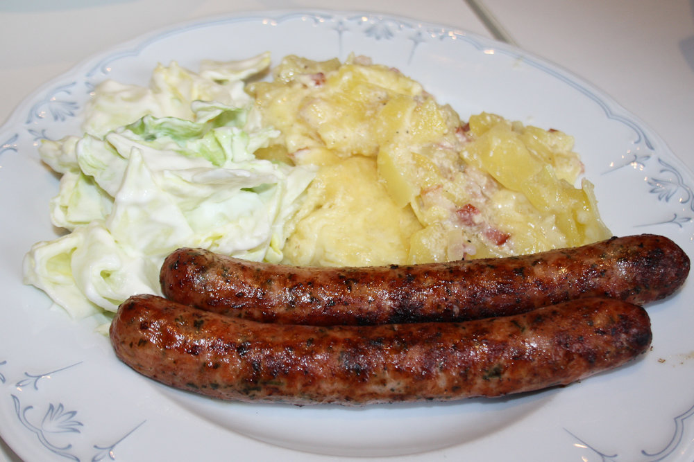 Tellerbild_Wurst_Kartoffelgratin_Salat (1 von 1).jpg