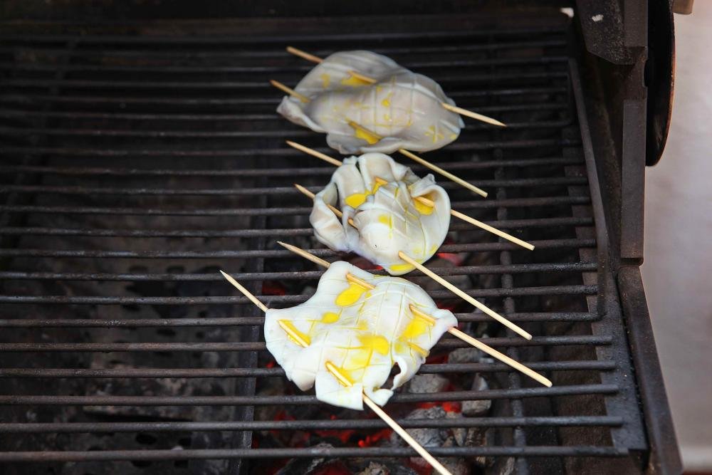 09 Tintenfischtuben sehr heiß angrillen.jpg