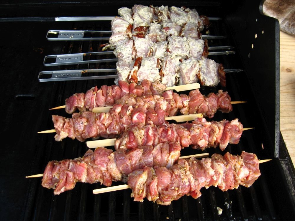 09_Spieße_auf_dem_Grill.jpg