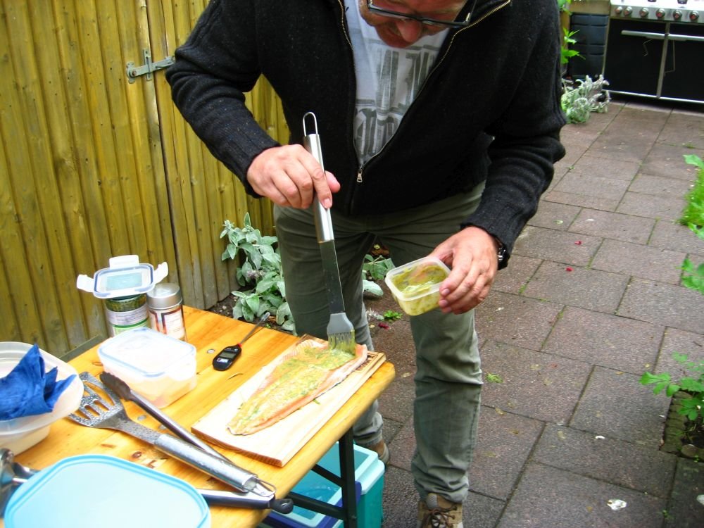 09_Lachsfilet_wird_fein_eingepinselt.jpg