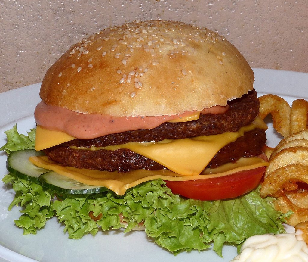 Burger_Pommes_Freds Biergärtla_Schardt Trieb_8.jpg