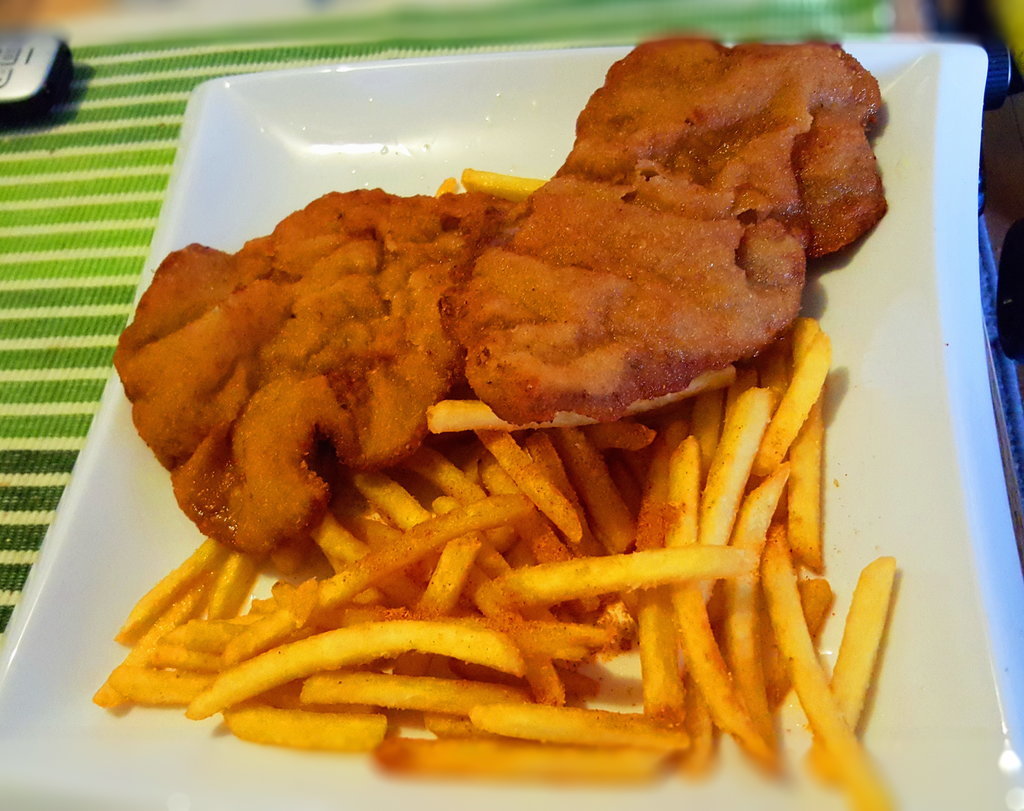 Paniertes Schnitzel mit Pommes (13).jpg