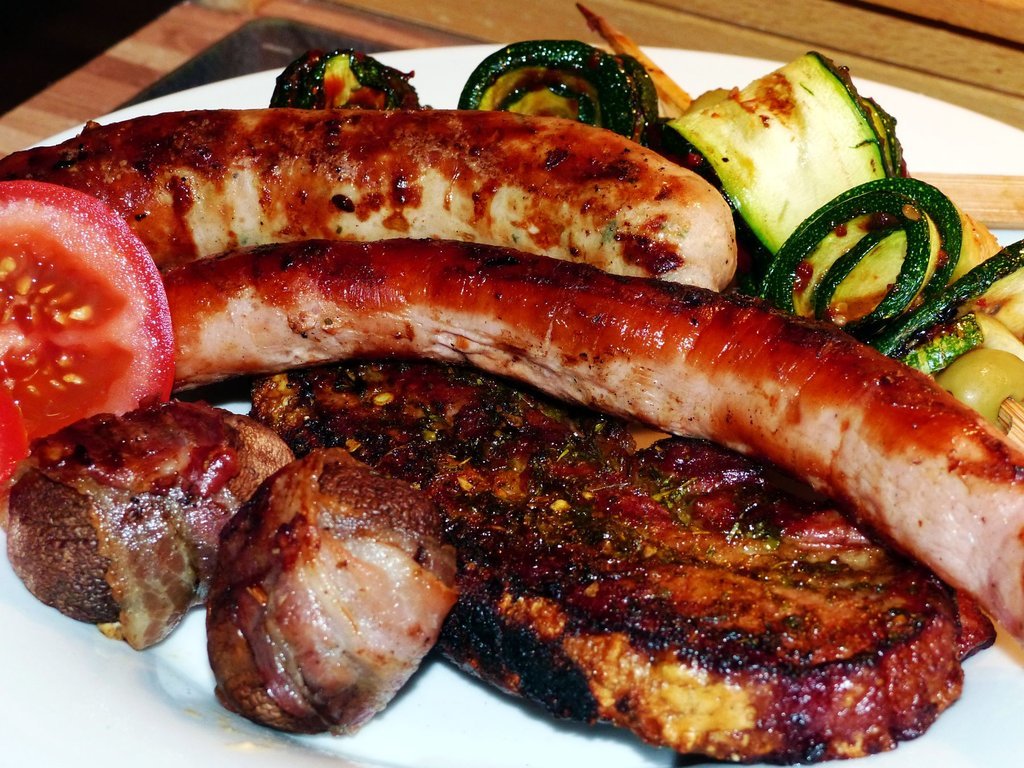 19.07.2020 Bauch-Bratwurst-Zucchinirollen-Champignons.jpg