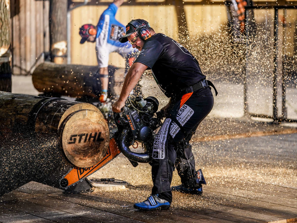 23772665-der-schnitt-der-den-sieg-bedeutete-danny-mahr-an-der-rennmotorsaege-hot-saw-3Zee.jpg