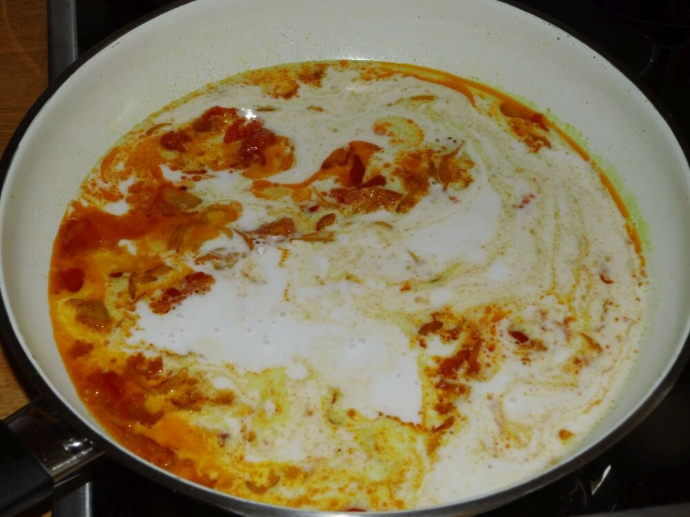 10_Kokosmilch_zugeben.jpg 10_Kokosmilch_zugeben.jpg