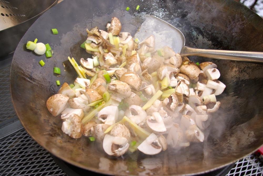 Huhn mit Pilzen und Mandeln (nach Charmaine Solomon) | BBQ Piraten