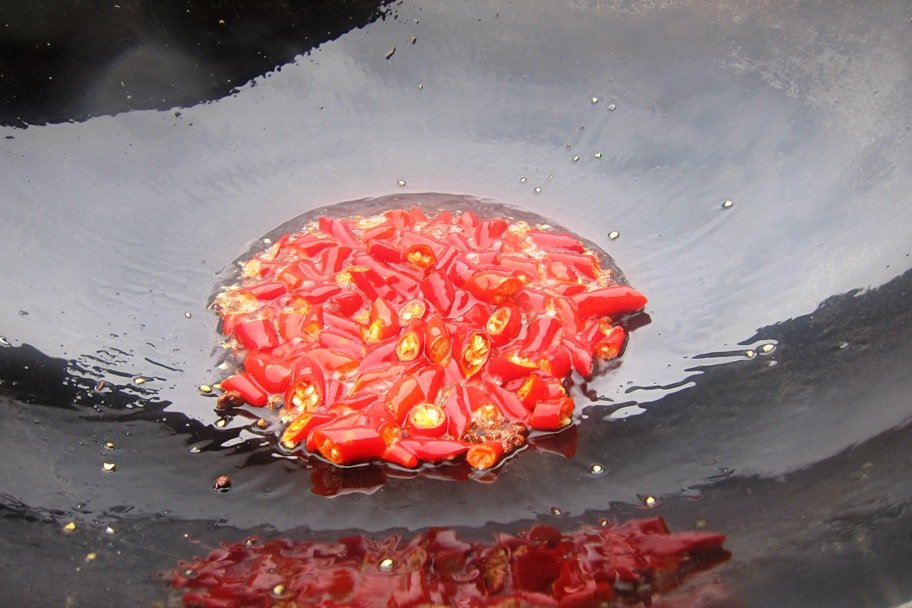 05 - Chilis und Sichuanpfeffer anbraten.jpg