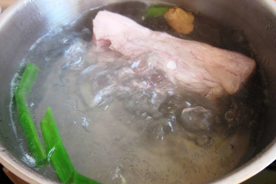 02 - Schweinebauch garkochen.jpg