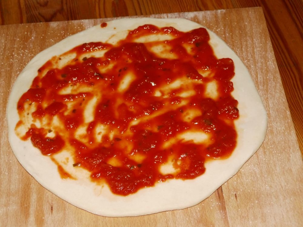 12_Pizza2_mit_Tomatensauce.jpg